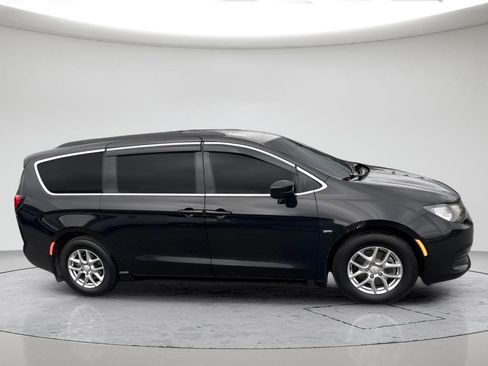 Used 2020 Chrysler Voyager Lxi FWD image 4