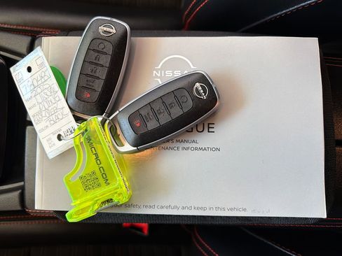 Used 2025 Nissan Rogue SV image 34