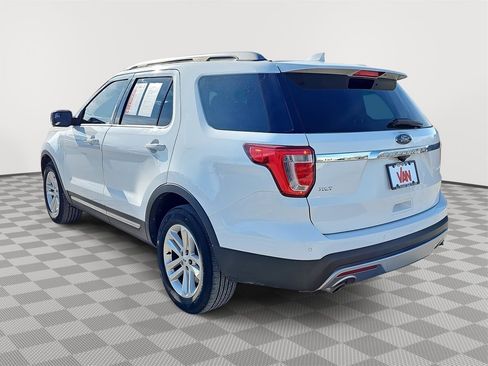 Used 2017 Ford Explorer XLT image 7