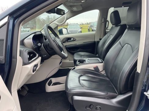 Used 2022 Chrysler Pacifica Touring-L image 8