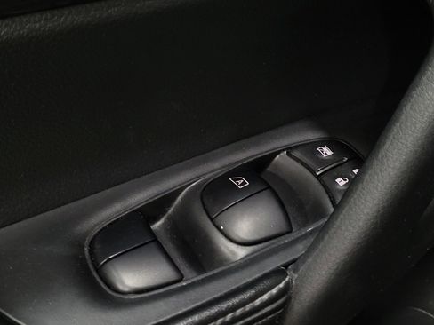 Used 2020 Nissan Rogue S image 27