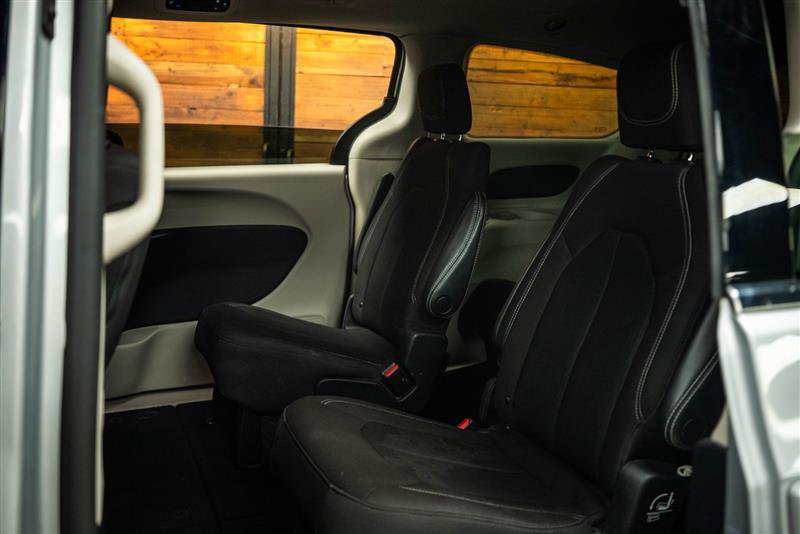 Used 2023 Chrysler Voyager LX FWD image 10