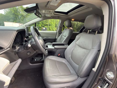 Used 2021 Toyota Sienna Limited AWD/4WD image 2