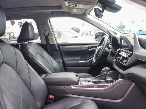 Used 2021 Toyota Highlander Platinum image 17