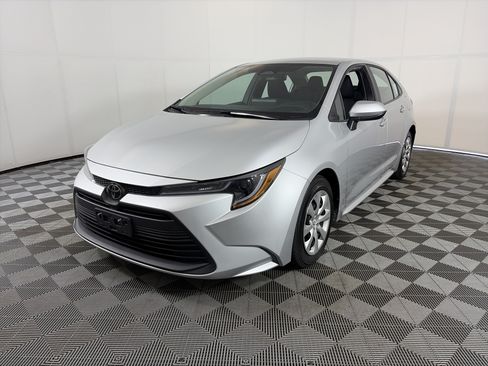 Used 2024 Toyota Corolla LE FWD image 2