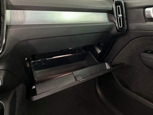 Certified 2022 Volvo XC40 T5 Momentum image 34