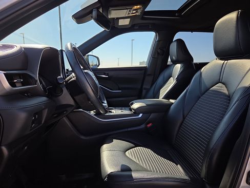 Used 2023 Toyota Highlander XSE image 17