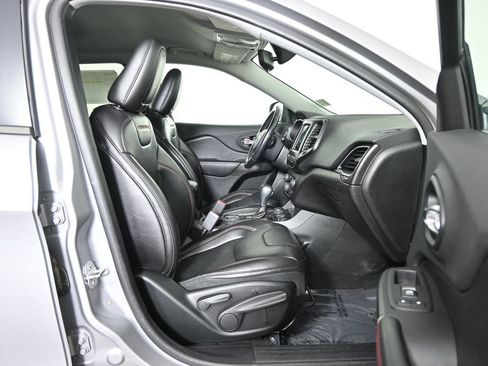 Used 2019 Jeep Cherokee Trailhawk w/ Cold Weather Group AWD/4WD image 13