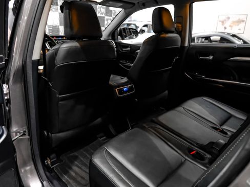Used 2018 Toyota Highlander XLE FWD image 41