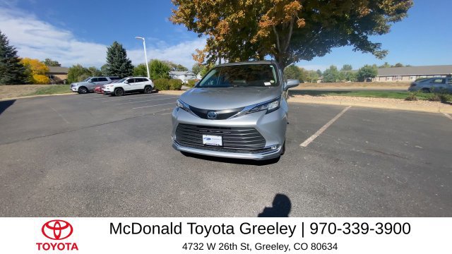 Used 2023 Toyota Sienna XLE FWD image 3