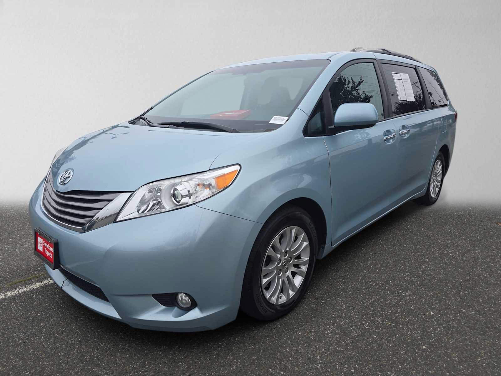 Used 2016 Toyota Sienna XLE w/ XLE Navigation Package FWD image 7