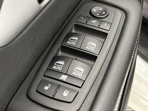 Used 2025 Chrysler Pacifica Limited FWD image 15