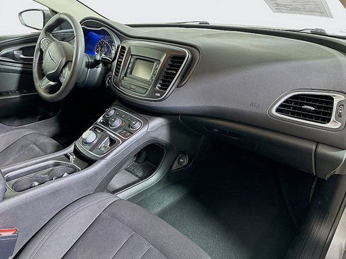 Used 2016 Chrysler 200 Limited image 28