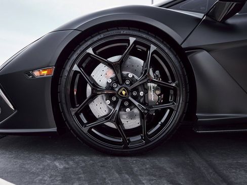 Used 2025 Lamborghini Revuelto image 4