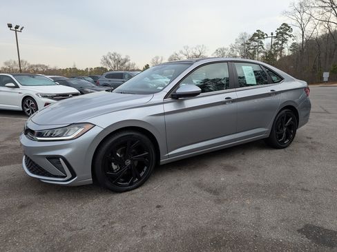 Used 2025 Volkswagen Jetta SE w/ Sunroof Package image 5