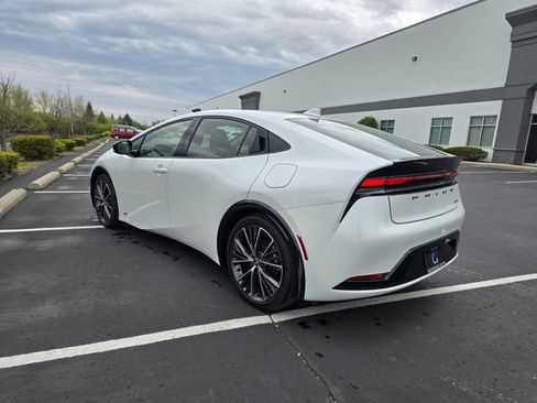 Used 2023 Toyota Prius XLE image 8