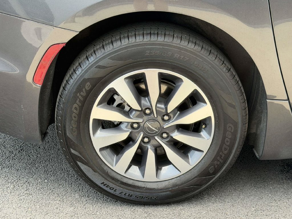 Used 2022 Chrysler Pacifica Touring-L FWD image 8