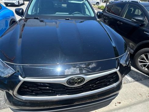 Used 2021 Toyota Highlander XLE AWD/4WD image 2