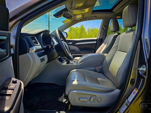 Used 2019 Toyota Highlander XLE AWD/4WD image 11