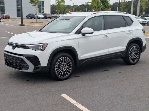 New 2026 Volkswagen Taos SE FWD image 8