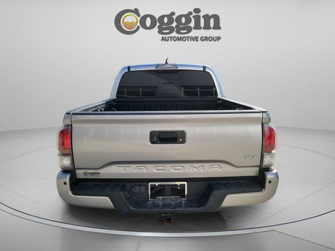 Used 2021 Toyota Tacoma TRD Off-Road w/ Technology Package AWD/4WD image 3