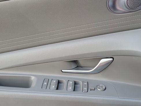 Used 2025 Hyundai Elantra Hybrid FWD image 13