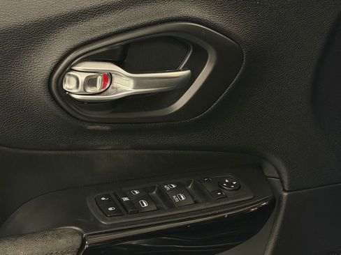Used 2020 Jeep Cherokee Latitude Plus AWD/4WD image 13