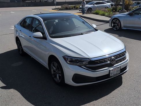 Used 2023 Volkswagen Jetta SE w/ Panoramic Sunroof Package FWD image 4