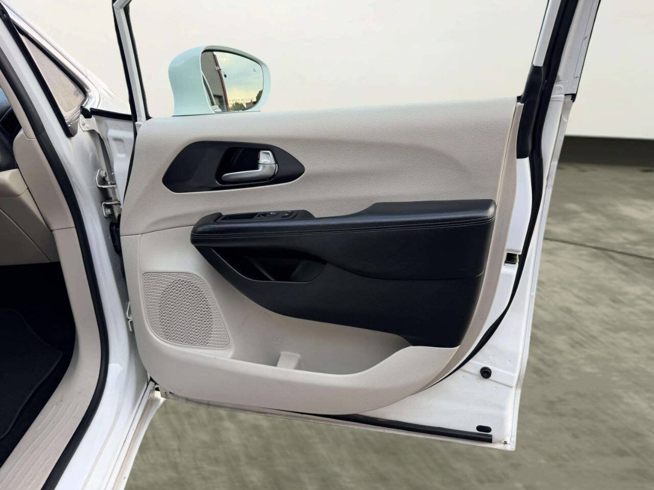 Used 2020 Chrysler Pacifica Limited FWD image 34