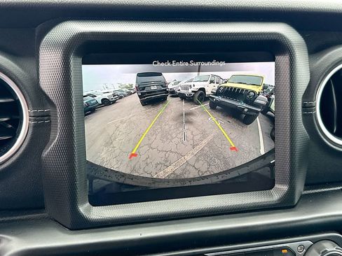 Used 2022 Jeep Wrangler Unlimited Sahara w/ Cold Weather Group AWD/4WD image 15