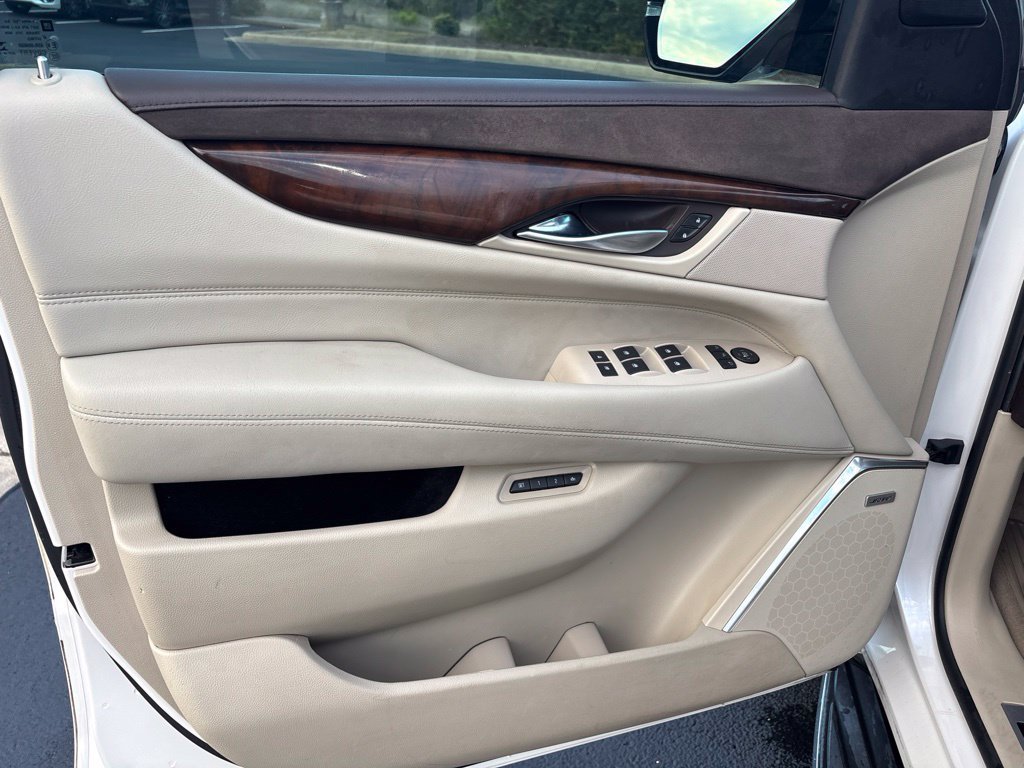 Used 2017 Cadillac Escalade Luxury RWD image 12