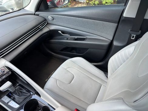 Used 2022 Hyundai Elantra Limited w/ Preferred Accessory Package FWD image 17
