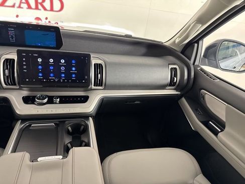 New 2025 Ford Expedition Active image 12