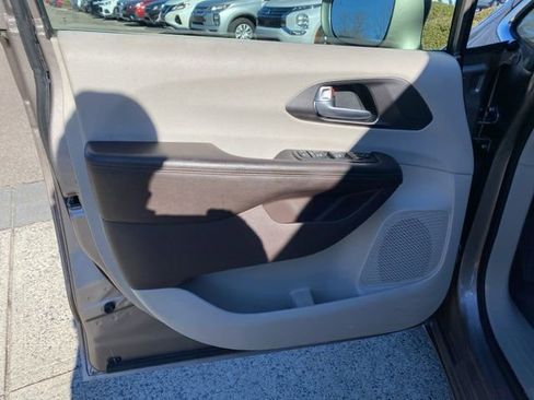 Used 2018 Chrysler Pacifica Touring-L Plus image 19