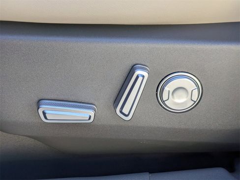 Used 2025 Lincoln Nautilus Premier image 22