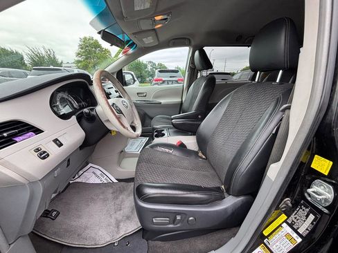 Used 2011 Toyota Sienna SE w/ Preferred Pkg FWD image 15