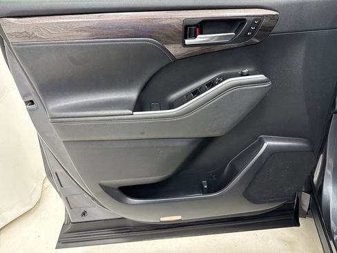 Used 2023 Toyota Highlander Limited image 19
