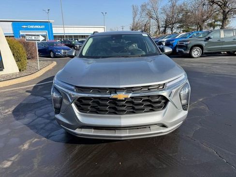 Used 2025 Chevrolet Trax LT w/ Driver Confidence Package image 8