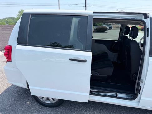 Used 2019 Dodge Grand Caravan SE w/ UConnect Hands-Free Group FWD image 21