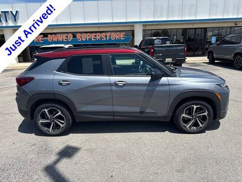 Used 2022 Chevrolet TrailBlazer RS w/ Sun and Liftgate Package FWD image 2
