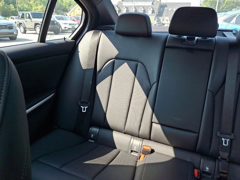 Used 2022 BMW 330i xDrive Sedan w/ M Sport Package image 18