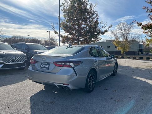 Used 2024 Toyota Camry SE image 3