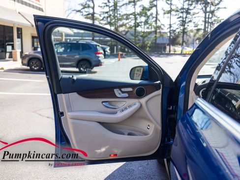 Used 2022 Mercedes-Benz GLC 300 4MATIC w/ Premium Package Lite image 11