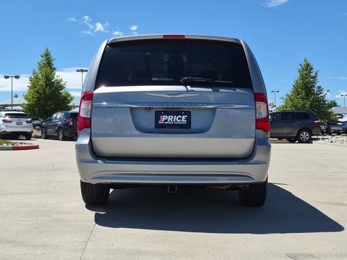 Used 2015 Chrysler Town & Country LX FWD image 6