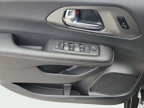 New 2026 Chrysler Pacifica Select FWD image 27