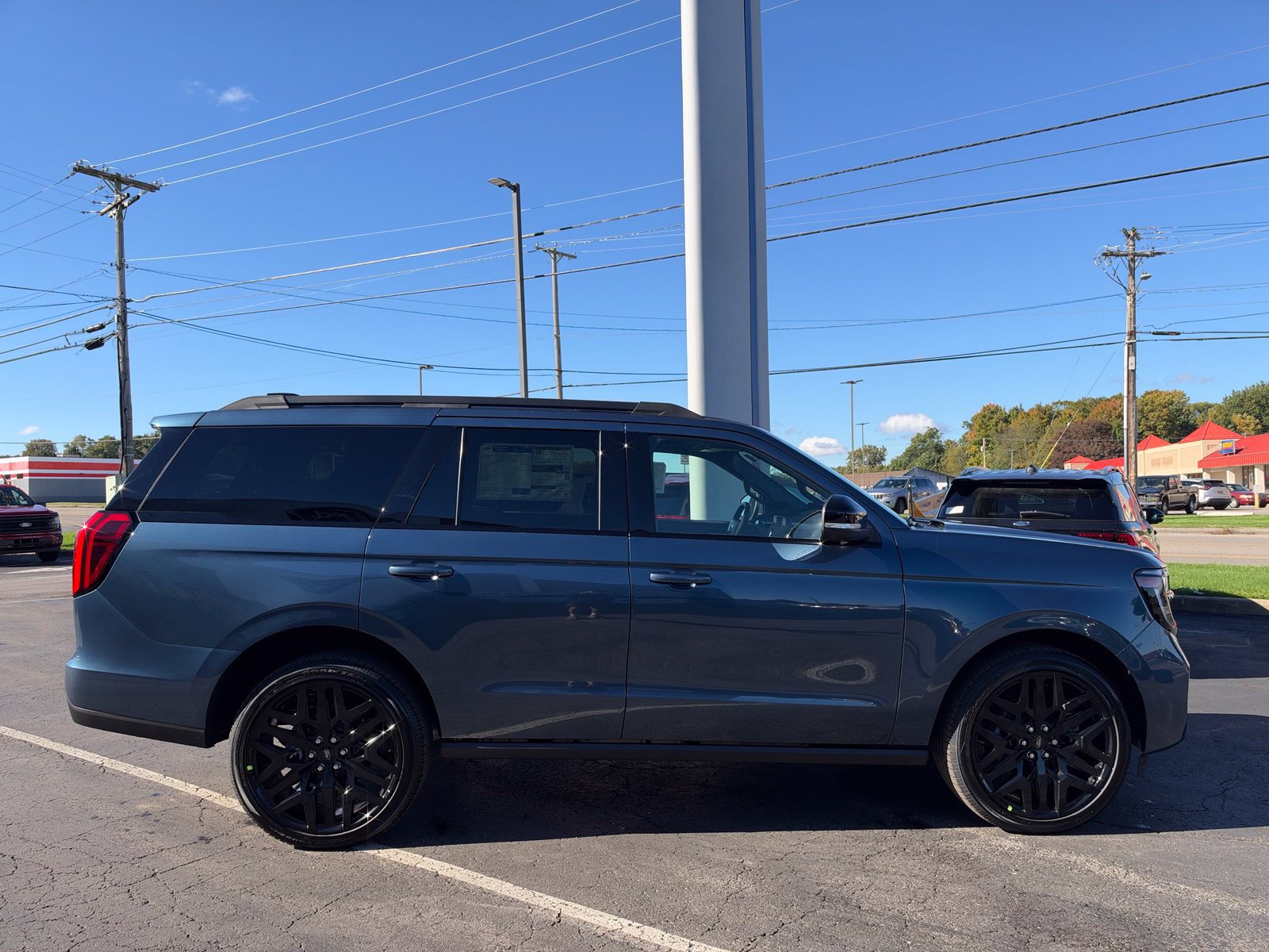 New 2027 Ford Expedition Platinum w/ Stealth Performance Package AWD/4WD image 5
