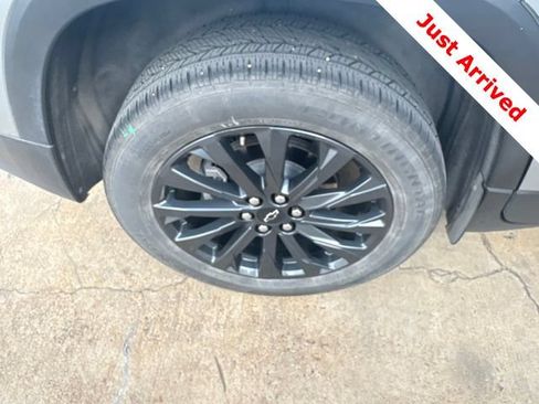 Used 2024 Chevrolet Traverse RS FWD image 17