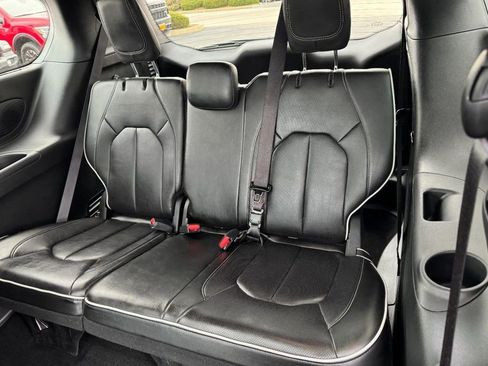 Used 2025 Chrysler Pacifica Limited FWD image 11