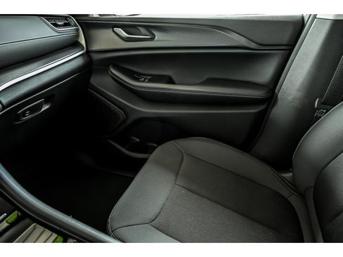 Used 2023 Jeep Grand Cherokee Laredo AWD/4WD image 21
