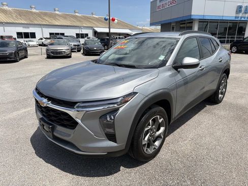 Certified 2025 Chevrolet Trax LT w/ LT Convenience Package FWD image 4
